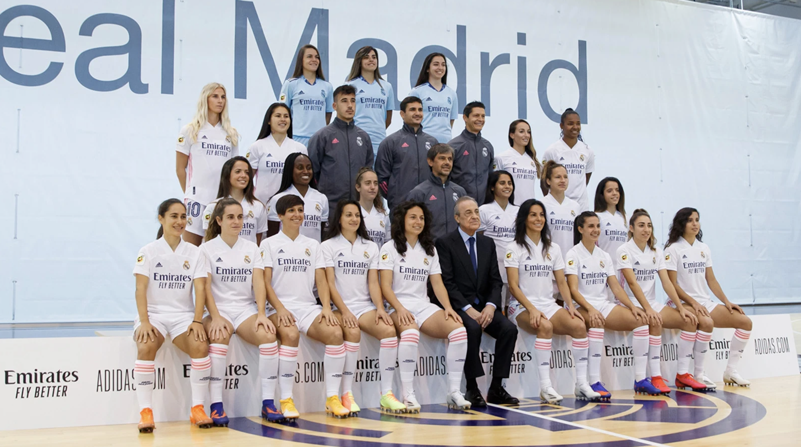Histórico: así ha sido la primera foto del Real Madrid femenino con Florentino Pérez